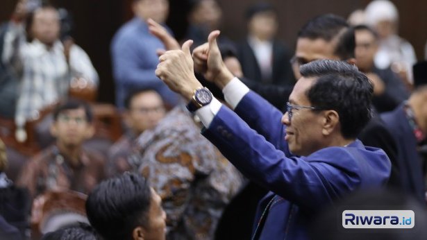 Relawan Gibran di sidang putusan MK soal syarat pendidikan Wapres
